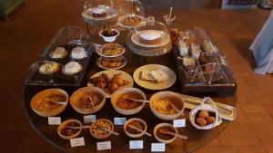 um buffet de comida numa mesa com pratos de comida em Tenuta Le Tre Virtù em Scarperia
