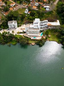 una vista aérea de un complejo situado junto a un cuerpo de agua en Hotel Beira Rio, en Piraju