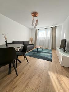 - un salon avec une table et un canapé dans l'établissement Joli appartement dans une maison remise à neuf, à Mittelhausbergen