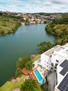 una vista aérea de un río desde un edificio en Hotel Beira Rio, en Piraju
