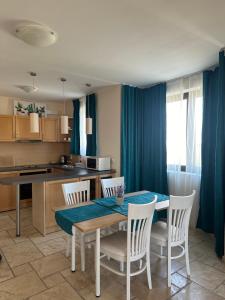 eine Küche und ein Esszimmer mit einem Tisch und Stühlen in der Unterkunft Sea stars Kaliakria resort in Topola