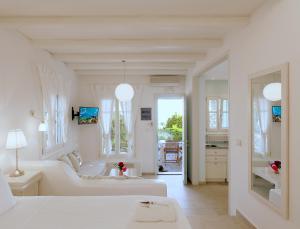 Posteľ alebo postele v izbe v ubytovaní Kavos Hotel Naxos + 37 fotografií