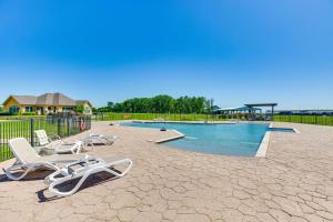 Bazén v ubytovaní Lakefront Corsicana Condo with Pool Access! alebo v jeho blízkosti