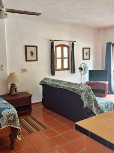 een woonkamer met een bed en een tafel bij La Posada Pacifica in Puerto Vallarta