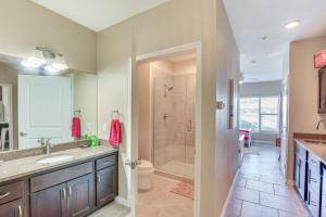 Kúpeľňa v ubytovaní Lakefront Corsicana Condo with Pool Access!