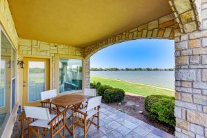 Balkón alebo terasa v ubytovaní Lakefront Corsicana Condo with Pool Access!