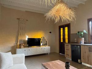 un soggiorno con TV e tavolo di Mannam apartment boho a Dahab