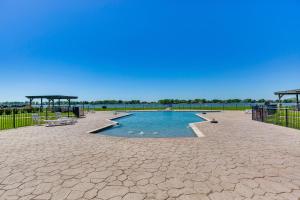Bazén v ubytování Lakefront Corsicana Condo with Pool Access! nebo v jeho okolí