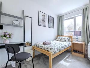 1 dormitorio con cama, escritorio y silla en Guest Rooms Near City Centre & Dock Free Parking, en Liverpool