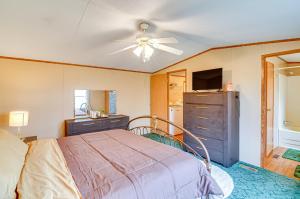 Кровать или кровати в номере Nancy Cabin with Fire Pit Near Lake Cumberland!