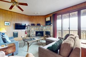 un salon avec un canapé et une cheminée dans l'établissement Skyleaf Villa 801, à Sugar Mountain