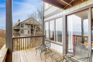 un balcon avec deux chaises et une grande fenêtre dans l'établissement Skyleaf Villa 801, à Sugar Mountain
