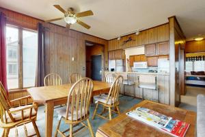 une cuisine et une salle à manger avec une table et des chaises en bois dans l'établissement Skyleaf Villa 801, à Sugar Mountain
