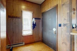 Cette chambre dispose d'une porte bleue et d'une fenêtre. dans l'établissement Skyleaf Villa 801, à Sugar Mountain 18 autres photos