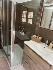 y baño con ducha, lavamanos y ducha. en Captivating 3-Bed Villa in Antas, en Antas