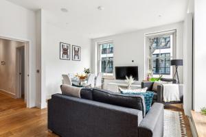 a living room with couches and a dining room at Fitzrovia 3BR - CityApartmentStay in London