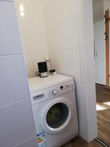 uma máquina de lavar e secar roupa num pequeno quarto em 3611 HAUS HABRUCK Top 2 em Habruck