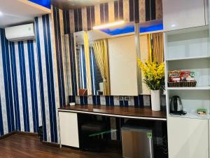 河內的住宿－My House Hotel Hanoi，墙上有蓝色和白色条纹的厨房