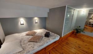sypialnia z łóżkiem z 2 poduszkami w obiekcie VIP Apartments - Apartamenty na Leszczyńskiego we Wrocławiu