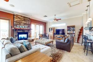 een woonkamer met een bank en een open haard bij Lake June in Lake Placid