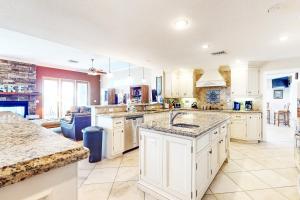 een grote keuken met witte kasten en een open haard bij Lake June in Lake Placid