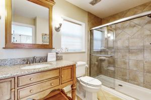 een badkamer met een douche, een toilet en een wastafel bij Lake June in Lake Placid +19 foto's