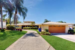 een huis met een palmboom en een oprit bij Lake June in Lake Placid