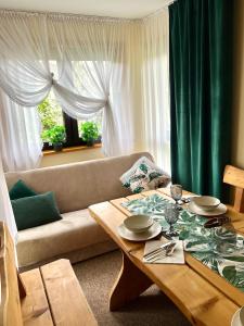 un soggiorno con un divano e un tavolo di AgroDomek Rzepiska a Rzepiska