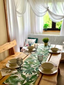 un tavolo con piatti e bicchieri sopra di AgroDomek Rzepiska a Rzepiska