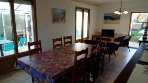 TV a/nebo společenská místnost v ubytování Villa prestigieuse à Concarneau avec piscine