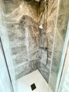 een douche met een glazen deur in de badkamer bij Exceptionnel ! T3 de standing - Rooftop - Jacuzzi in Lorient