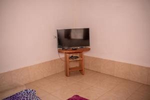 Televiisor ja/või meelelahutuskeskus majutusasutuses Chacara com muito conforto em Alto Caparao MG
