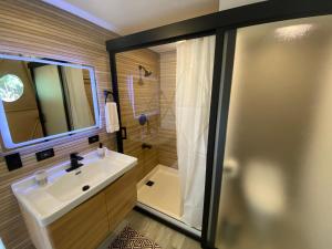 ein Bad mit einem Waschbecken und einer Dusche in der Unterkunft Way To Heaven Glamping in Monteverde Costa Rica
