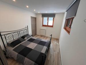 sypialnia z czarno-białym łóżkiem w pokoju w obiekcie SWEET HOME DUINO w mieście Duino