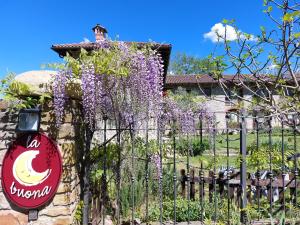 einen Kranz mit lila Blumen auf einem Zaun in der Unterkunft La Luna Buona in Vesime