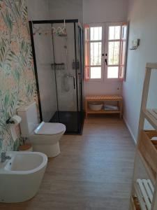W łazience znajduje się prysznic, toaleta i umywalka. w obiekcie O Salgueiral w mieście Castro Caldelas