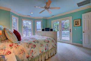 a bedroom with a bed and a ceiling fan at Ingen Trafikk in Southport