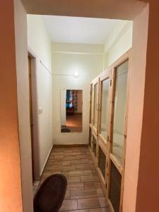 a hallway with a room with a mirror and a hallwayngthngthngthngthngth at Rishi Villa in Manāli