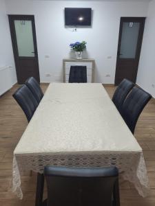 uma sala de reuniões com uma mesa branca e cadeiras em Casa Rustica Cernica em Cernica