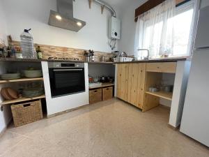 uma cozinha com um lavatório e um fogão forno superior em Happy Hostel Sagres na Raposeira