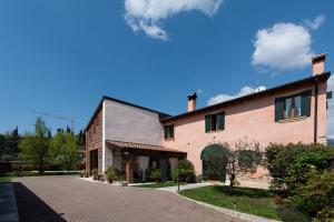 une maison avec une allée en briques devant elle dans l'établissement Bed & Breakfast Bure Alto, à San Pietro in Cariano