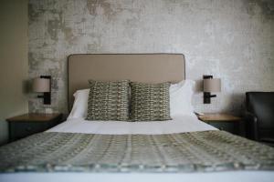 sypialnia z łóżkiem z 2 stolikami nocnymi i 2 lampami w obiekcie The Globe w mieście Warwick