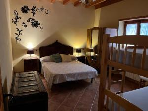 ein Schlafzimmer mit einem Bett, zwei Tischen und zwei Lampen in der Unterkunft Cortijo los Vélez in Vélez-Blanco