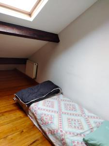 1 cama no hecha en una habitación con ventana en Brussels Appartment en Bruselas