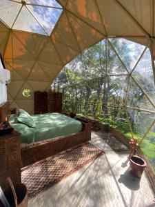 - une chambre avec un lit dans une tente en forme de dôme dans l'établissement Way To Heaven Glamping, à Monteverde Costa Rica