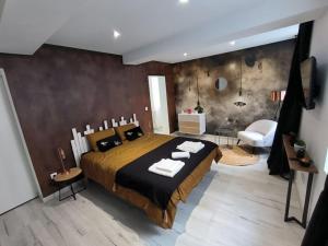 een slaapkamer met een groot bed en handdoeken bij LOVE ROOM - Amour Chic et Intime in Montbrison