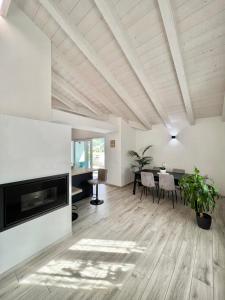 ein Wohnzimmer mit einem Esstisch und einem Kamin in der Unterkunft Terme Apartment Levico in Levico Terme