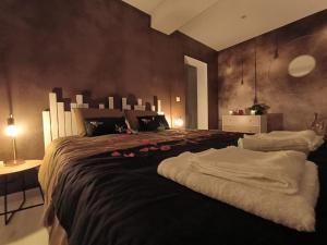 een slaapkamer met een groot bed met bloemen erop bij LOVE ROOM - Amour Chic et Intime in Montbrison
