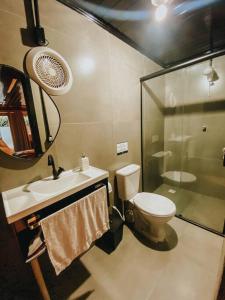 伊格雷日尼亞的住宿－Blue，浴室配有卫生间、盥洗盆和淋浴。