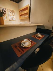 une table avec deux tasses et des soucoupes dans l'établissement Blue, à Igrejinha